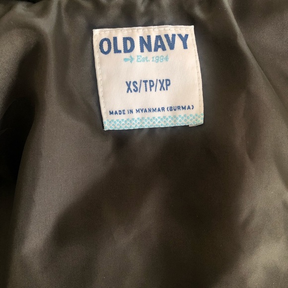 Old Navy Lightweight Puffer Vest - Picture 4 of 6